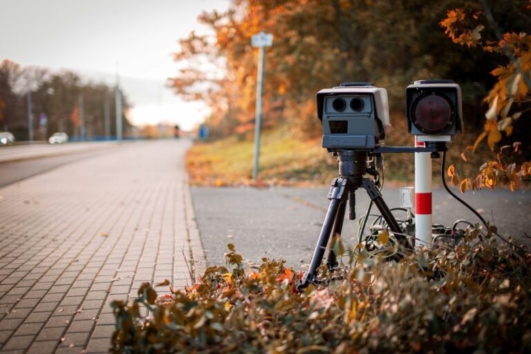Equipamento de fiscalização de velocidade em rodovia, ilustrando radar de velocidade média