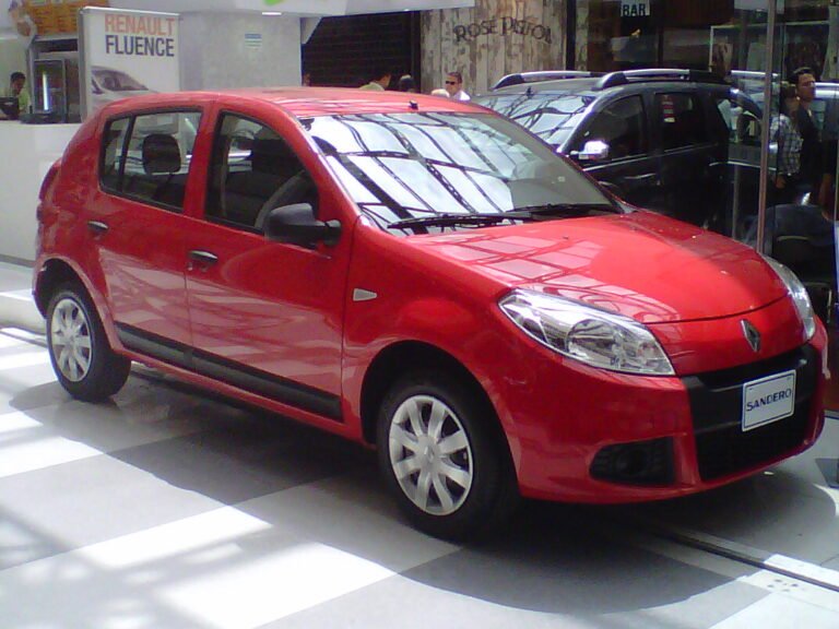 Renault Sandero da primeira geração reestilizada, visual próximo ao modelo 2012