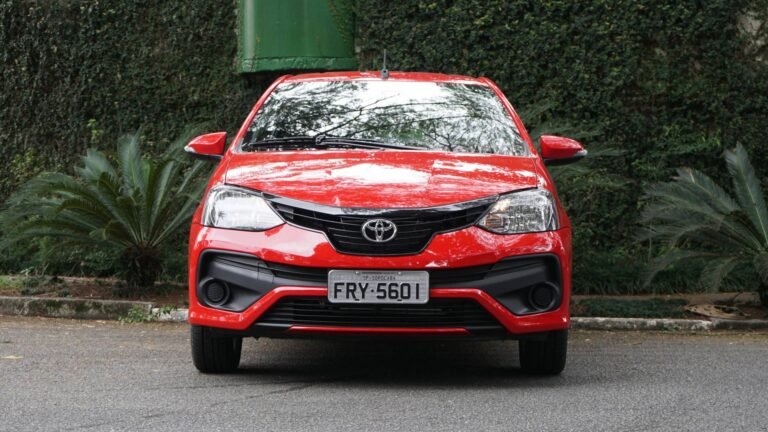 Toyota Etios hatch 2021 visto pela dianteira