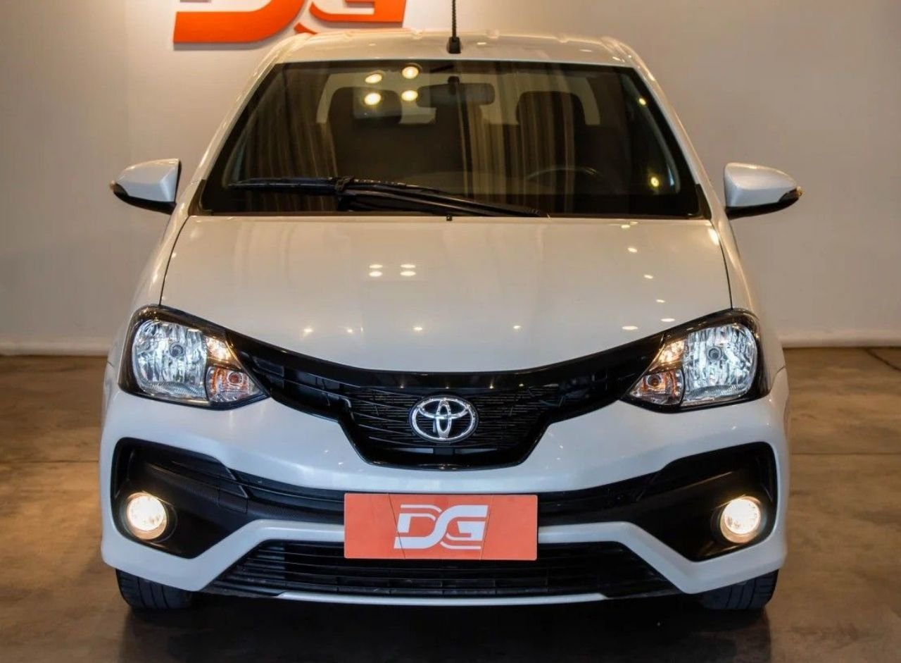 Toyota Etios 2021 branco visto pela dianteira