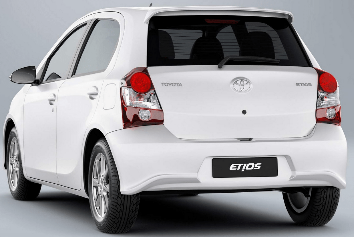 Toyota Etios hatch 2021 branco visto pela traseira