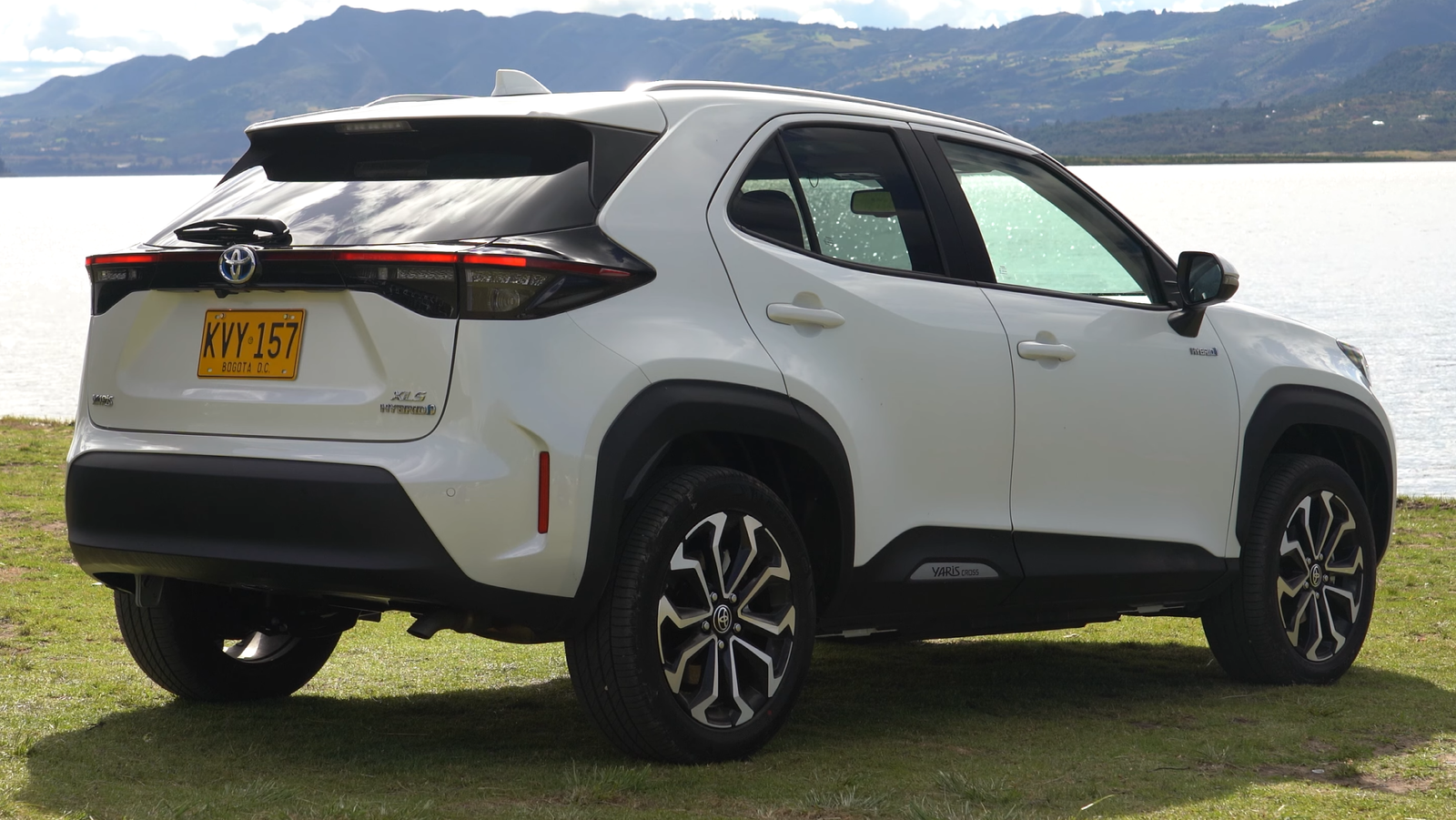 Toyota Yaris Cross Hybrid em vista traseira