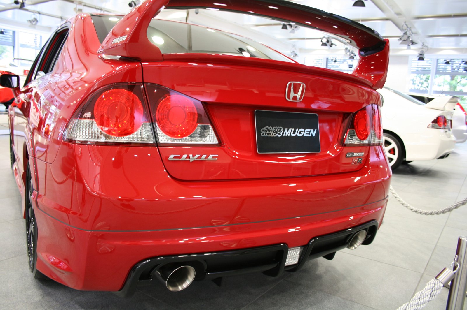 Honda Civic Mugen RR visto de traseira