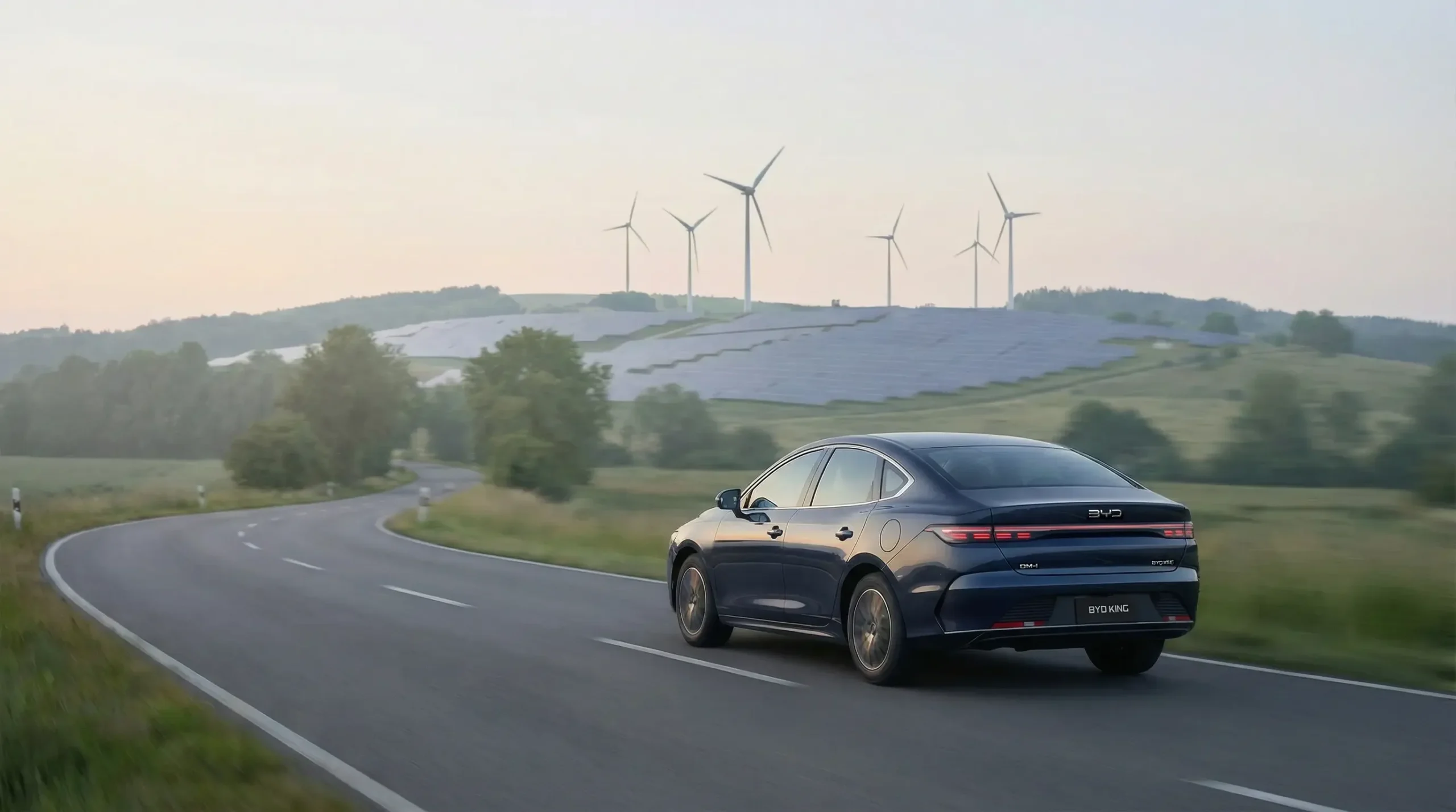 BYD King supera Toyota Corolla nas vendas de agosto de 2026 e acelera ofensiva entre sedãs médios — exterior em estrada