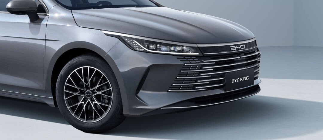 BYD King supera Toyota Corolla nas vendas de agosto de 2026 e acelera ofensiva entre sedãs médios — grade frontal