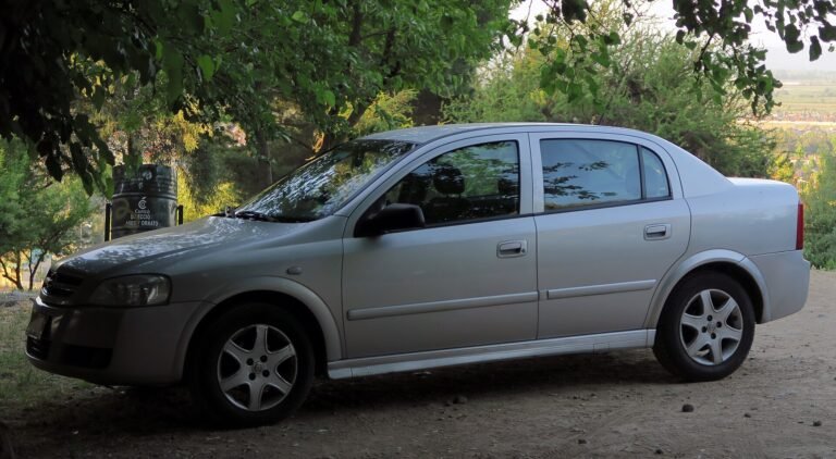 Traseira do Chevrolet Astra 2005 em artigo sobre engate
