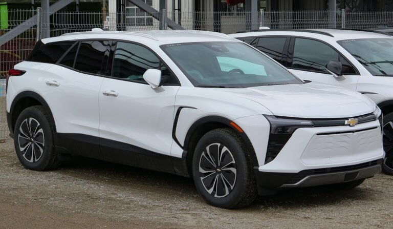 Traseira do Chevrolet Blazer EV 2024 em artigo sobre engate