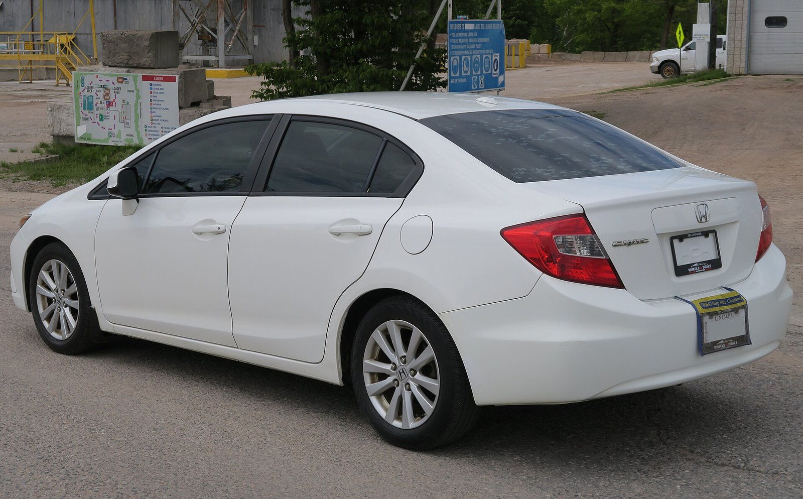 Honda Civic G9 2012 visto de três quartos traseiro