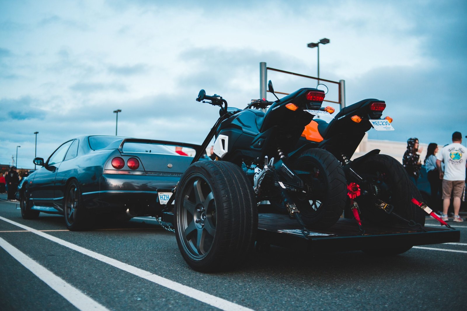 Automóvel com reboque para motocicletas
