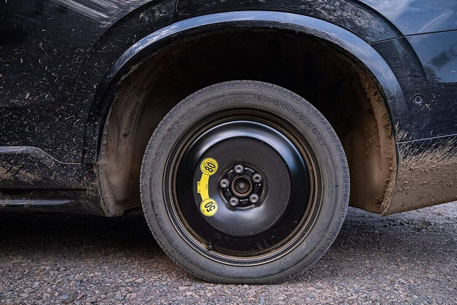 Estepe compacto armazenado no porta-malas do carro