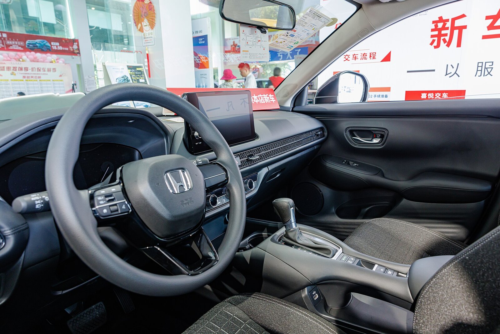 Honda ZR-V 2026 pode ter engate e puxar reboque? — veículo interior: honda zr v