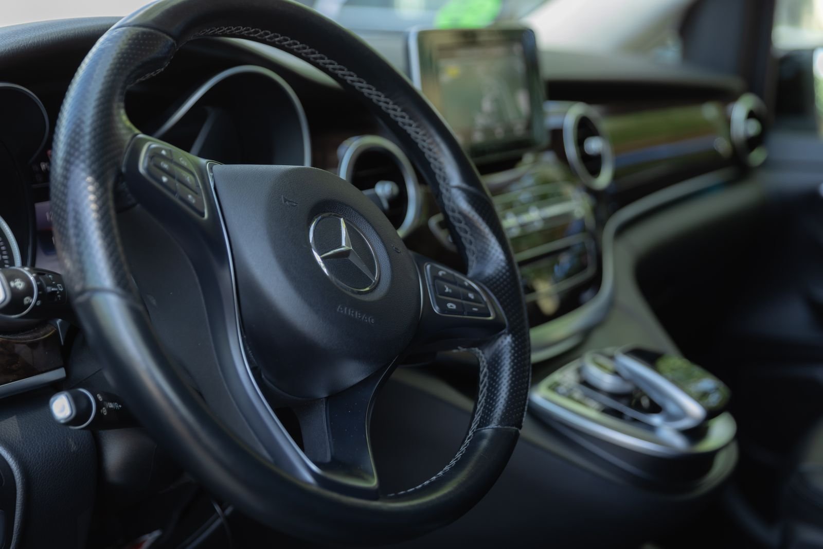 Mercedes-Benz Classe V chega ao Brasil em pré-venda a partir de R$ 729.900 — visão complementar