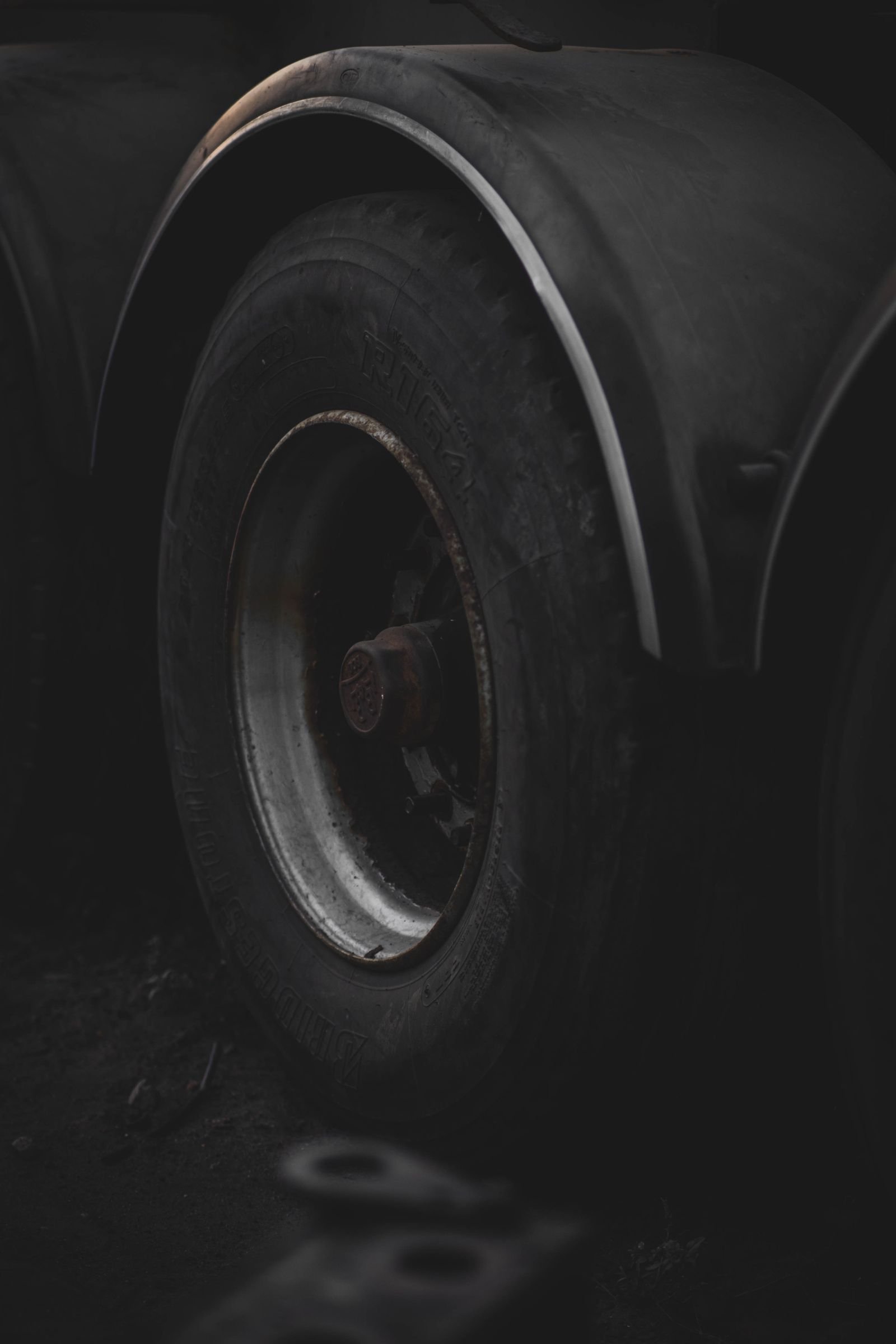 Por que o estepe de alguns carros é menor que os outros pneus?