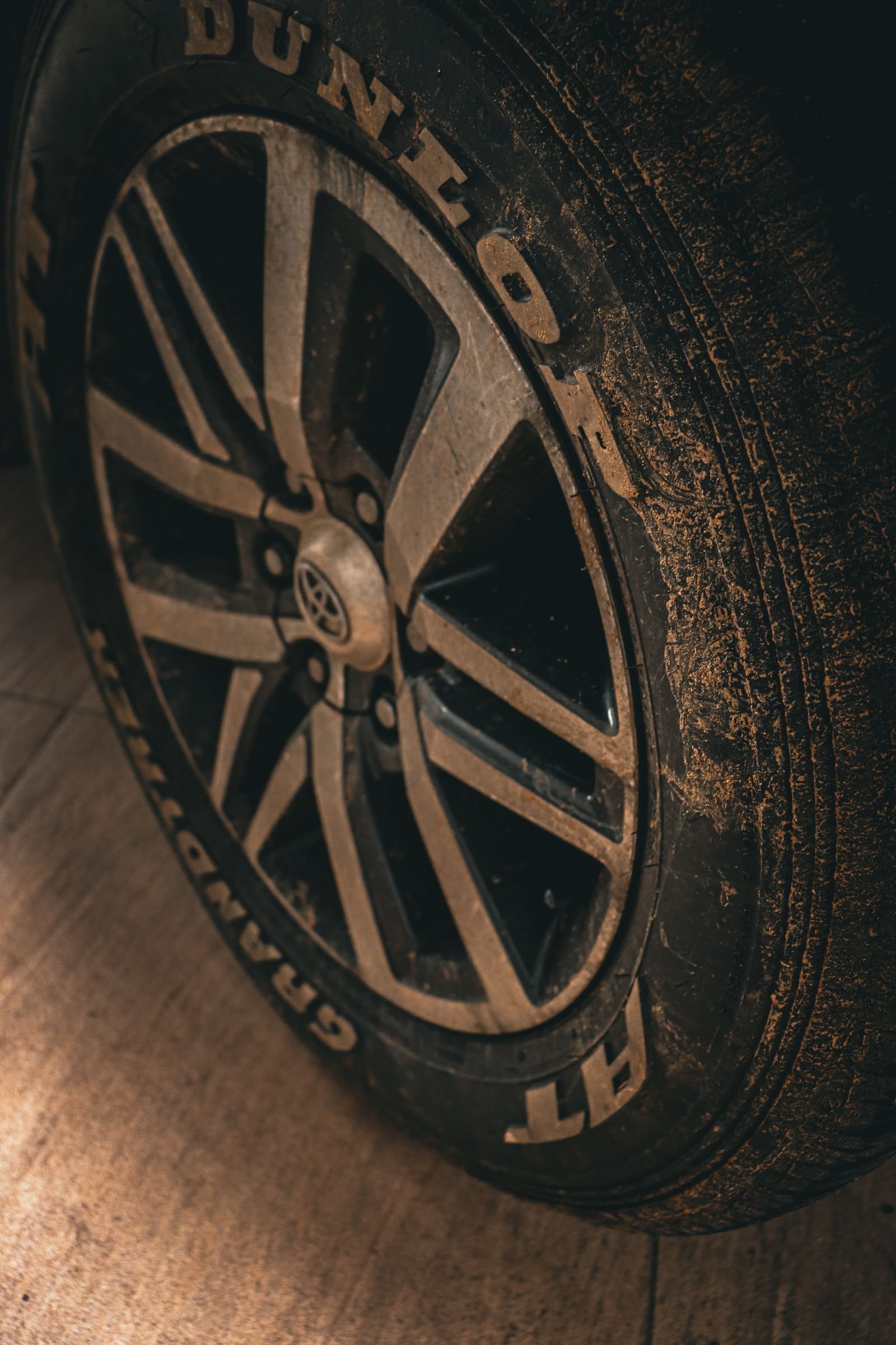 Por que o estepe de alguns carros é menor que os outros pneus?
