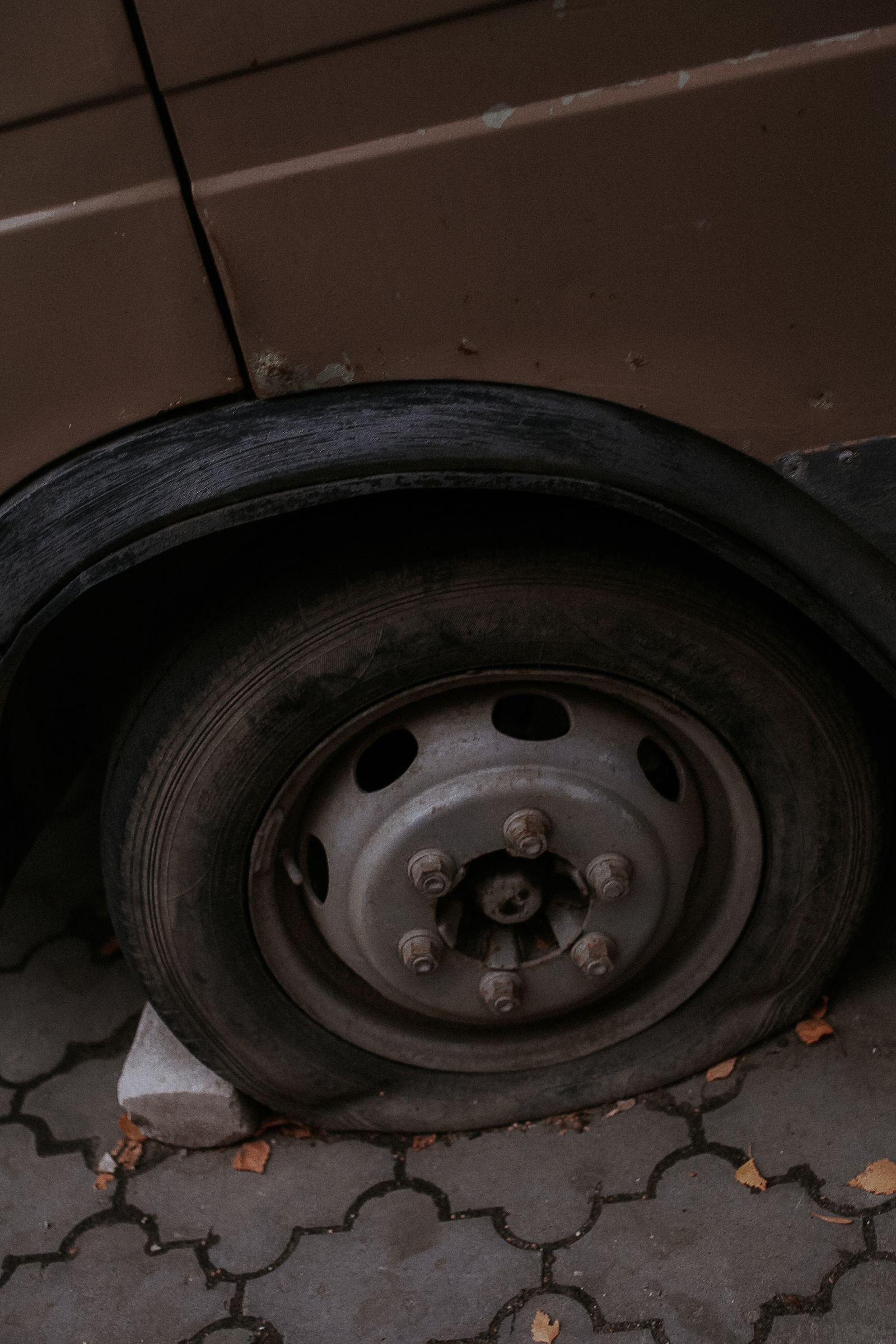 Por que o estepe de alguns carros é menor que os outros pneus?
