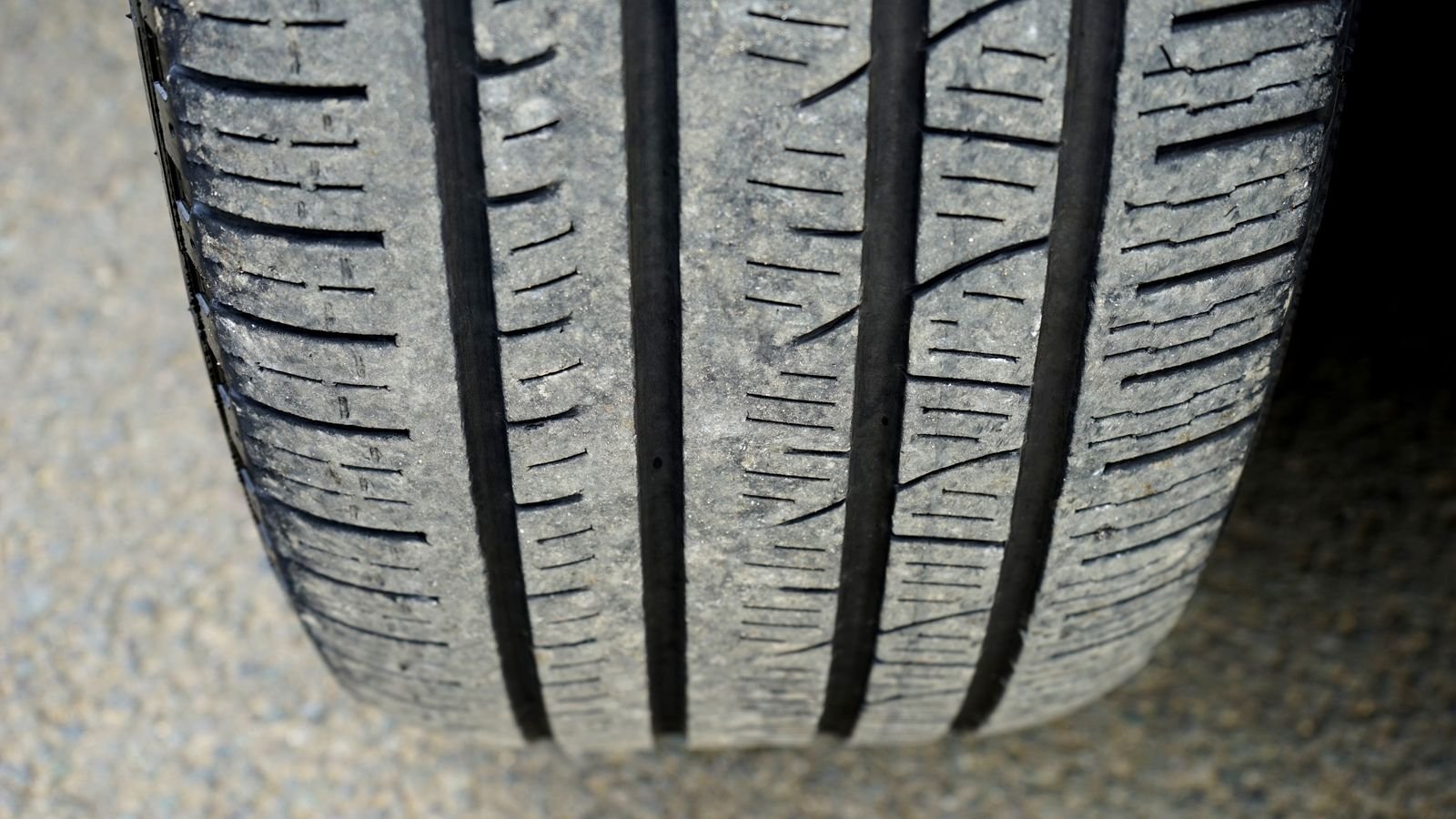 Por que o estepe de alguns carros é menor que os outros pneus?