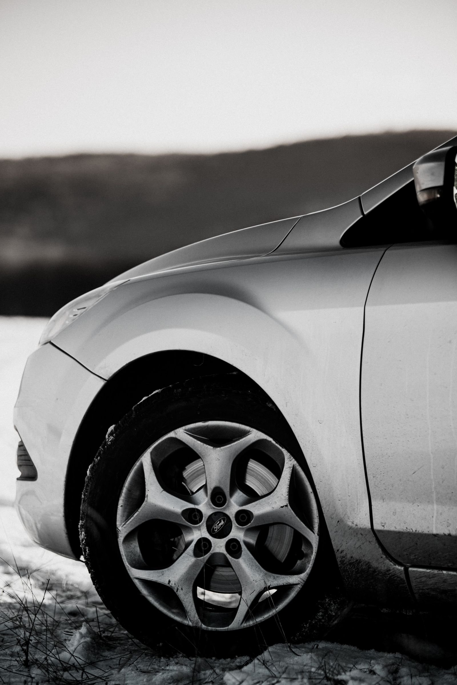 Por que o estepe de alguns carros é menor que os outros pneus?