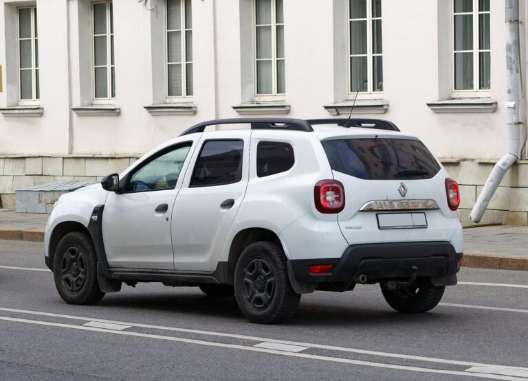 Traseira do Renault Duster 2025 em artigo sobre engate