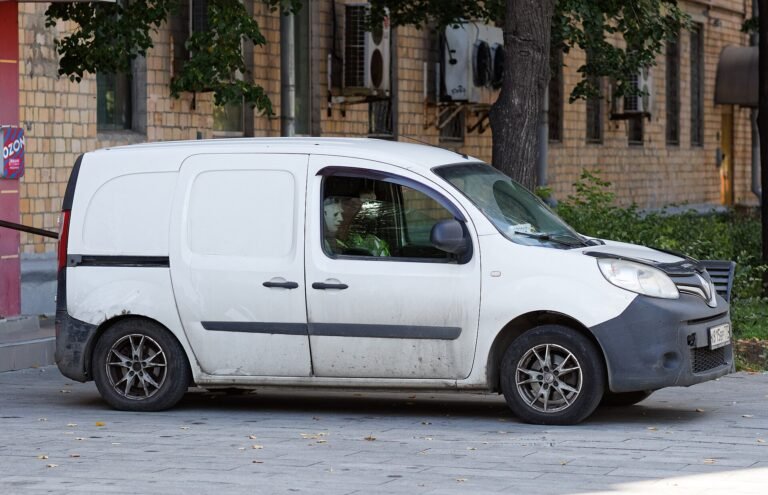 Traseira do Renault Kangoo 2025 em artigo sobre engate