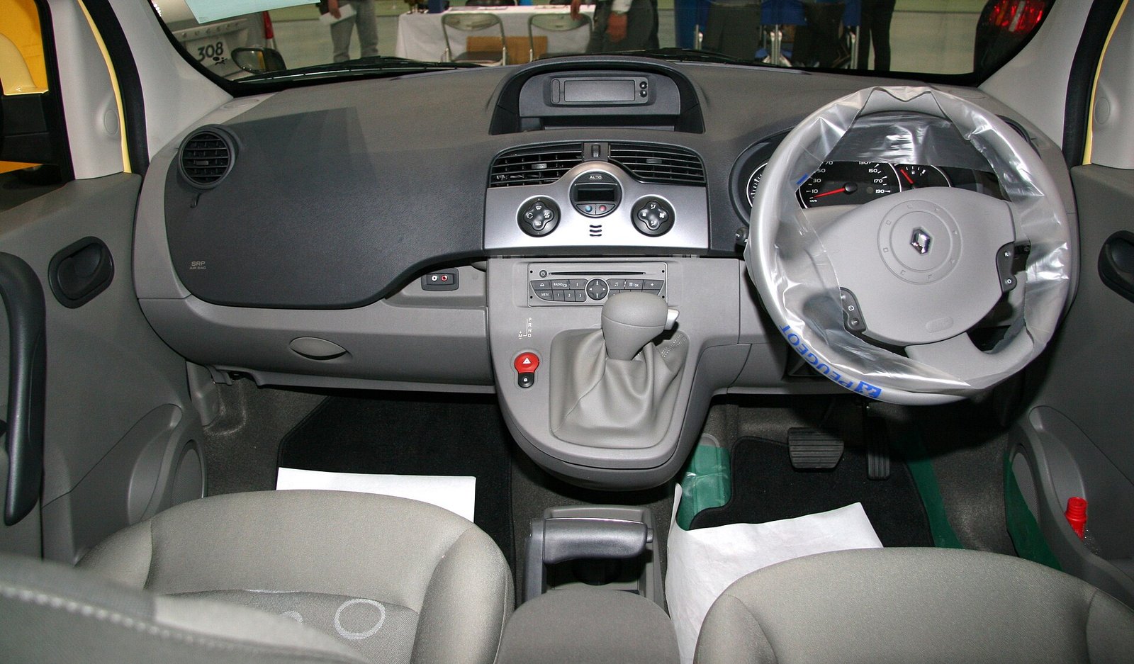 Renault Kangoo 2025 pode ter engate e rebocar um reboque? — veículo interior: renault kangoo