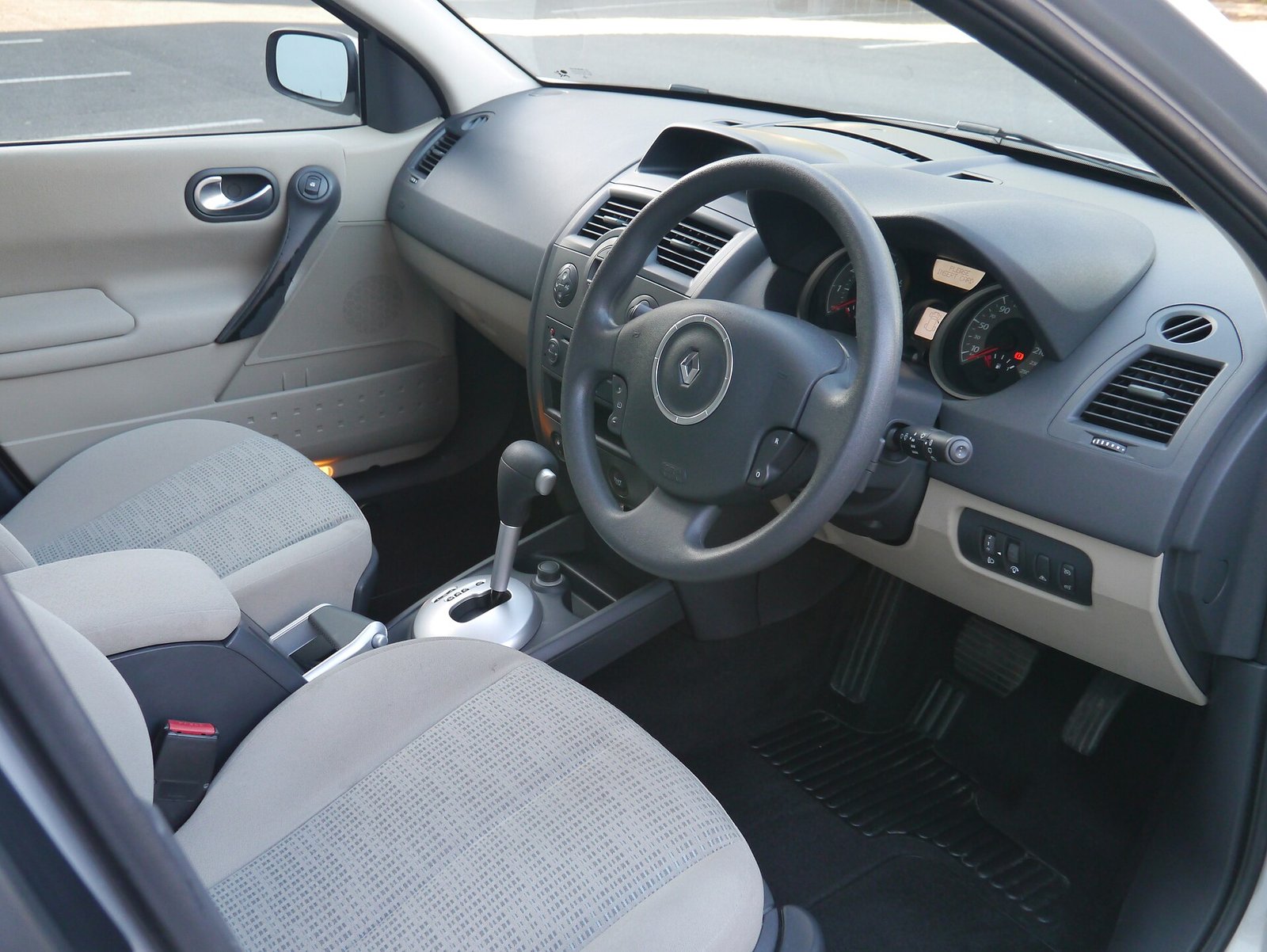 Renault Megane E-Tech: elétrico aparece com desconto de R$ 67,2 mil — o que muda na prática — veículo interior: renault megane