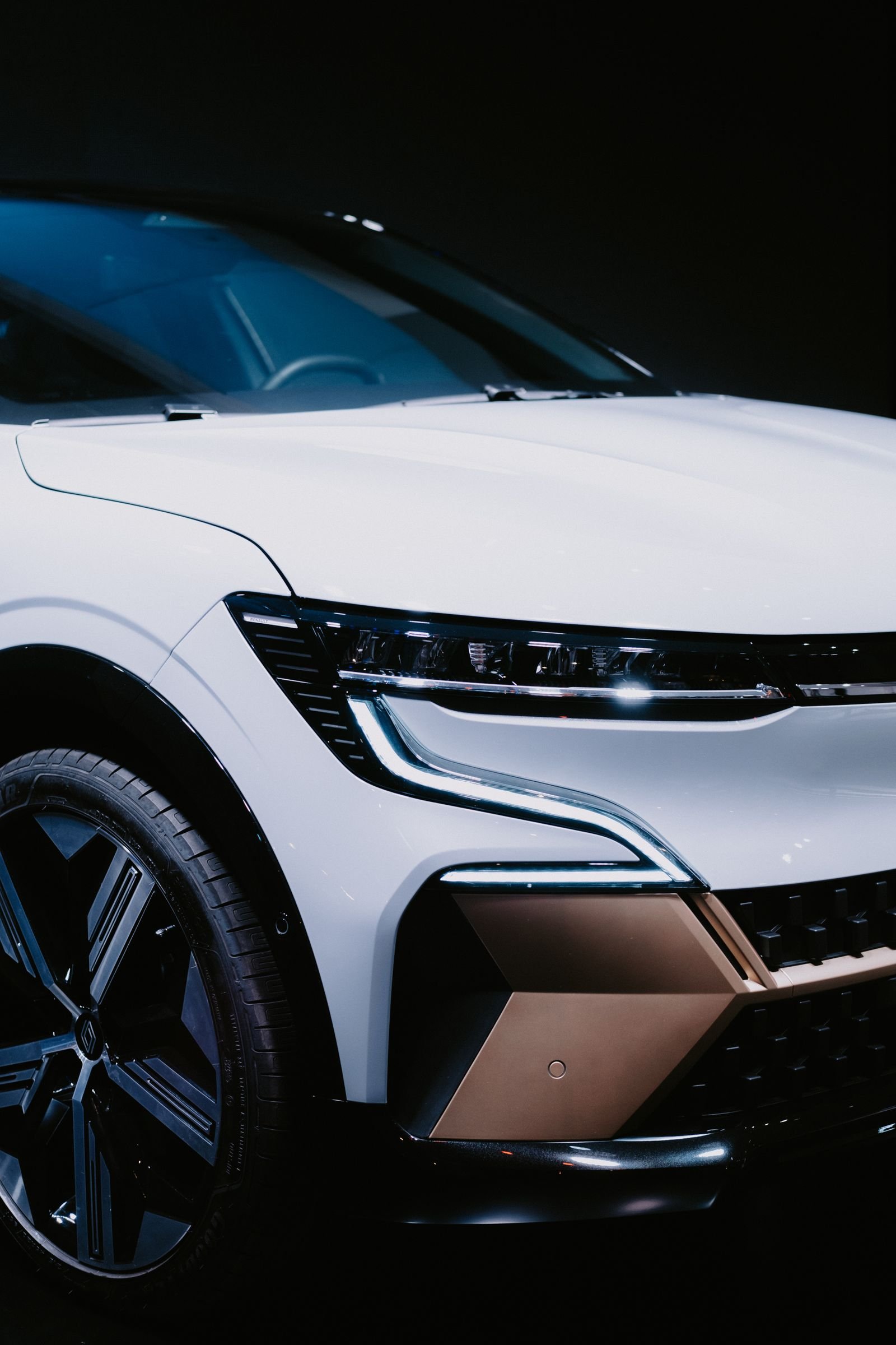 Renault Megane E-Tech: elétrico aparece com desconto de R$ 67,2 mil — o que muda na prática — porta-malas