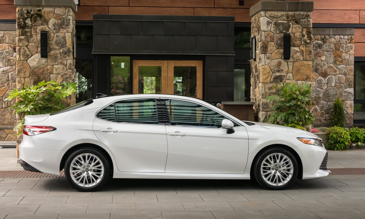 Toyota Camry 2019 pode ter engate? Manual diz 0 kg de reboque — Toyota Camry XLE 2019 — detalhe oficial