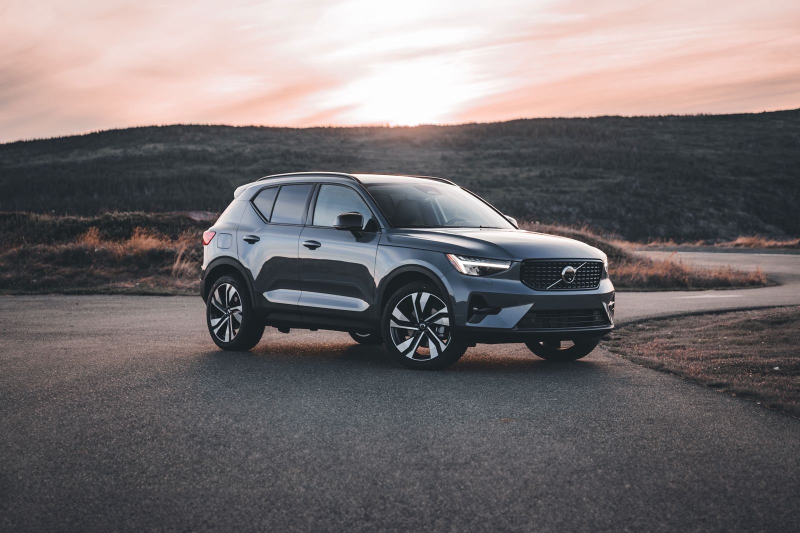 Volvo XC40 2027: retoque visual, mais tecnologia e o motor a combustão que segue vivo — veículo exterior: volvo xc40