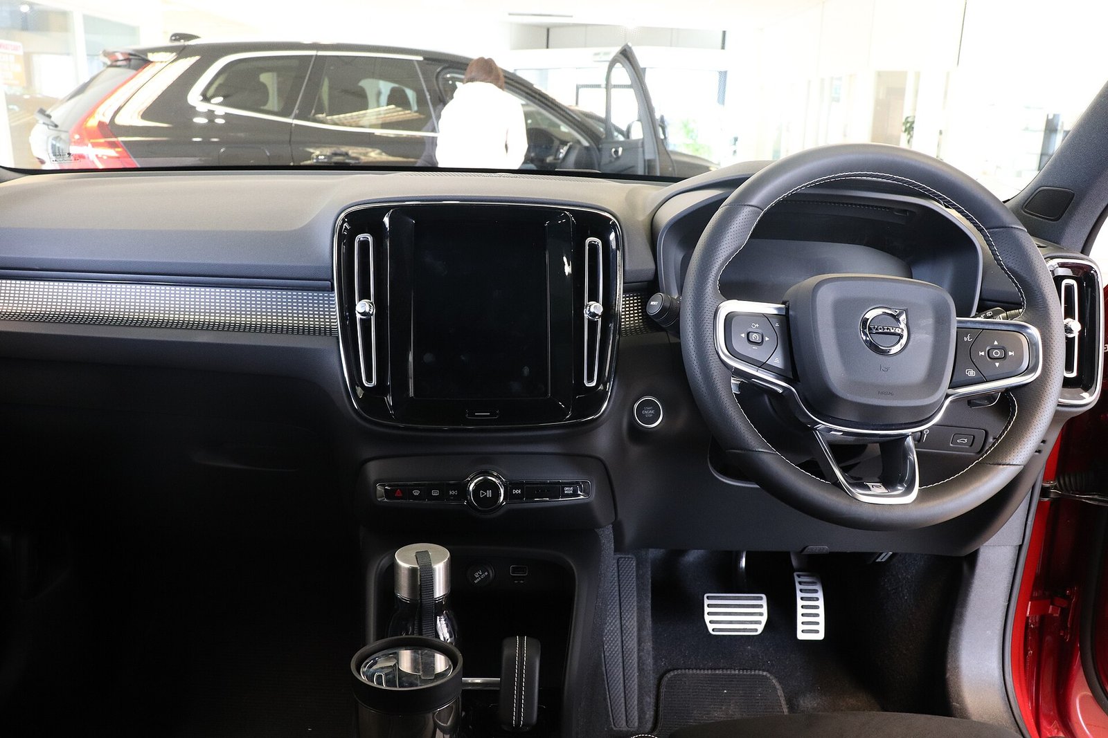 Volvo XC40 2027: retoque visual, mais tecnologia e o motor a combustão que segue vivo — veículo interior: volvo xc40