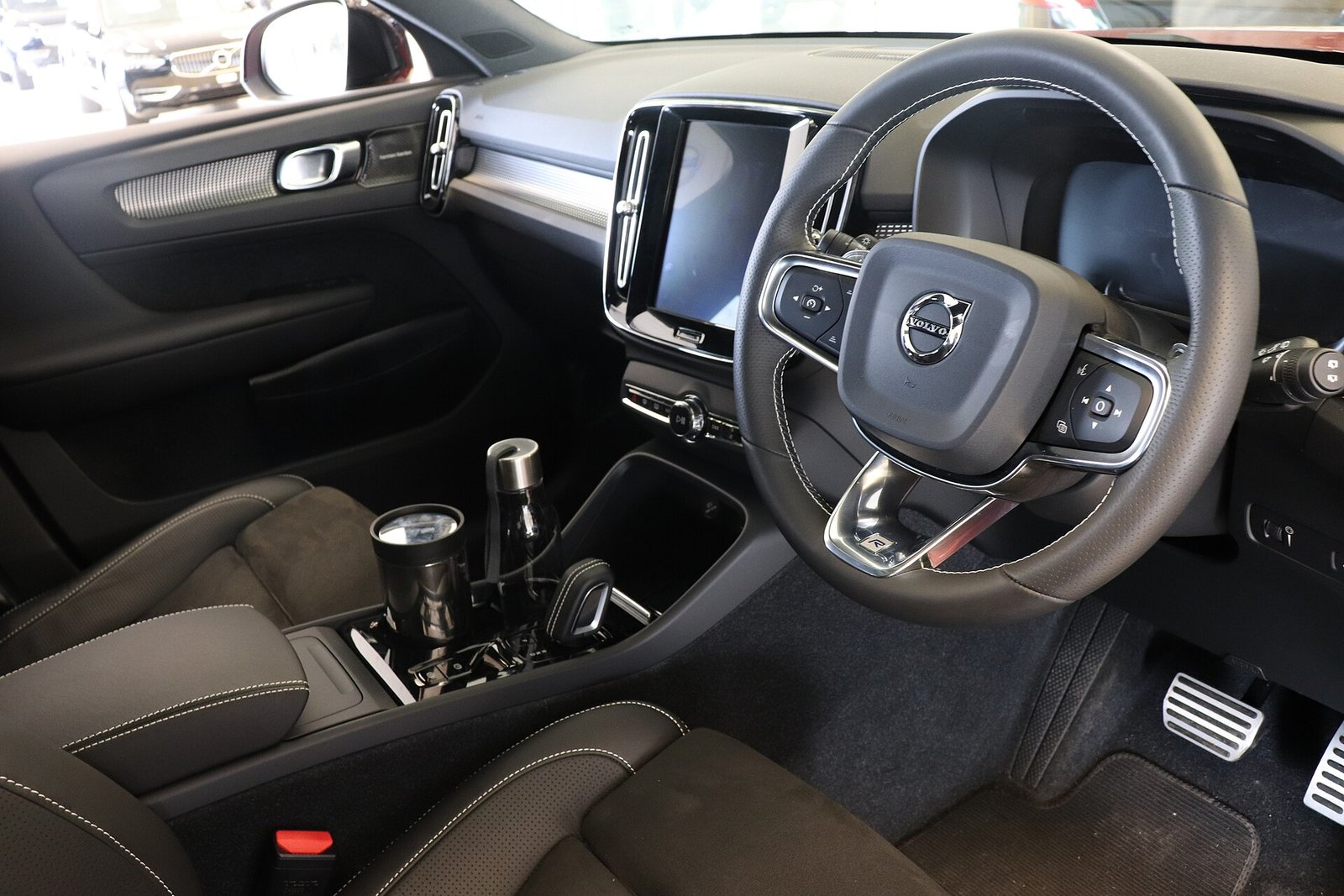 Volvo XC40 2027: retoque visual, mais tecnologia e o motor a combustão que segue vivo — veículo interior: volvo xc40