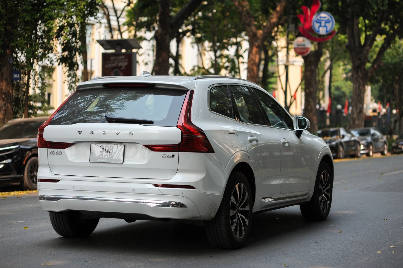 Volvo XC60 e XC90 ganham bateria muito maior e rodam até 200 km em modo elétrico — veículo traseira/lateral: volvo xc60