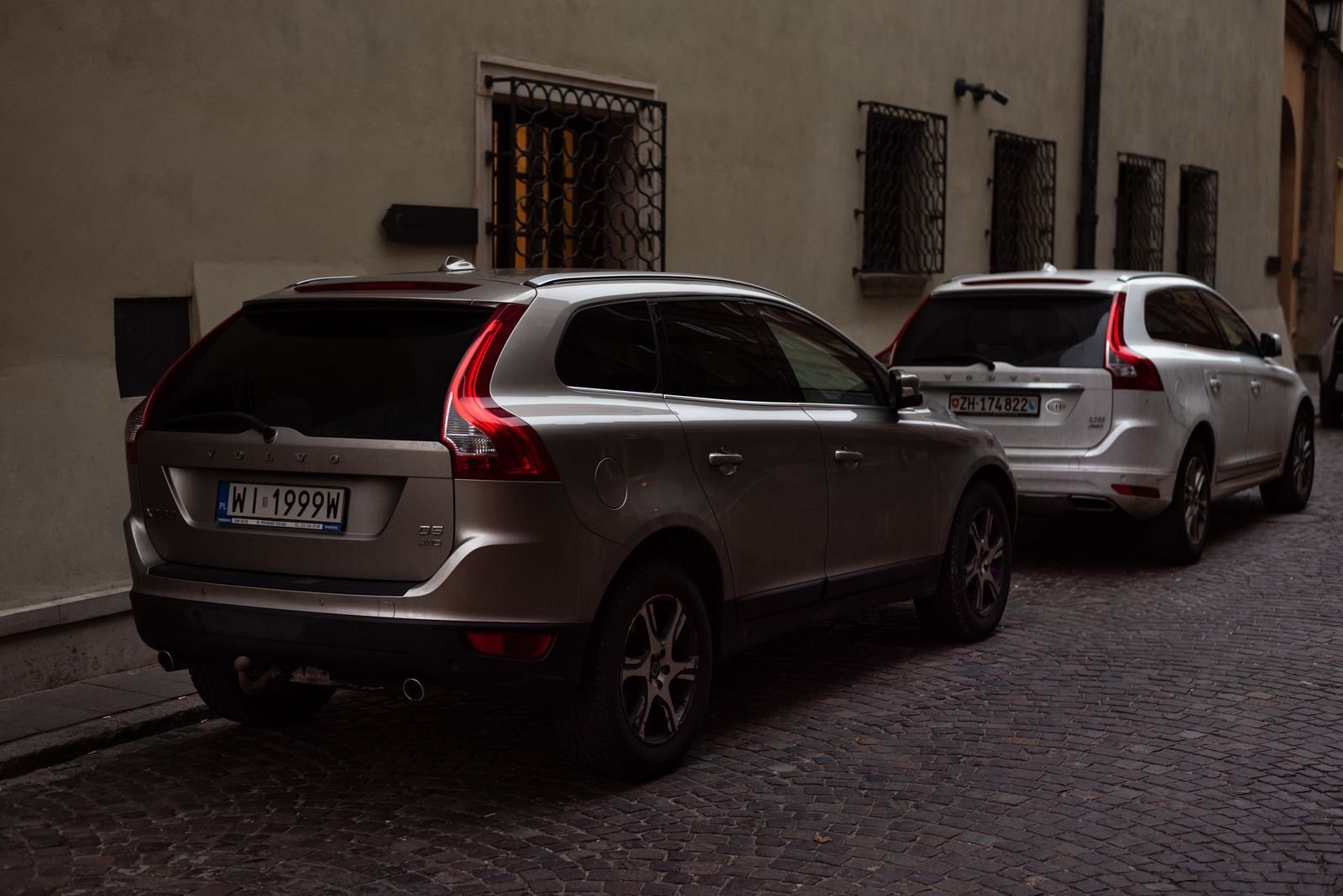 Volvo XC60 e XC90 ganham bateria muito maior e rodam até 200 km em modo elétrico — visão externa do veículo