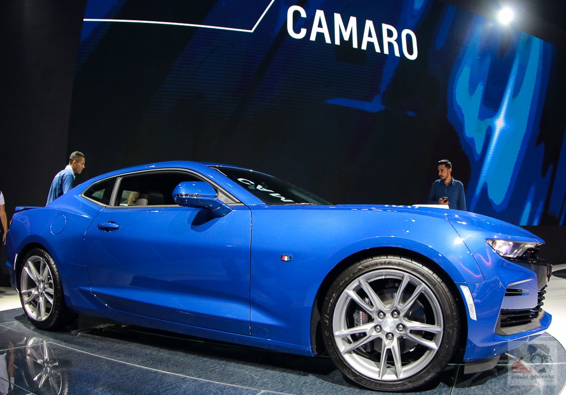 Chevrolet Camaro SS de sexta geração em exposição no Brasil