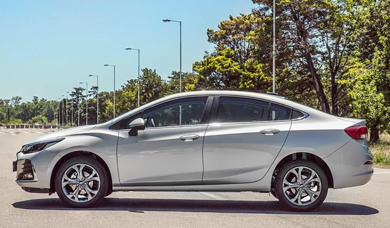 Chevrolet Cruze 2022 sedã em vista lateral