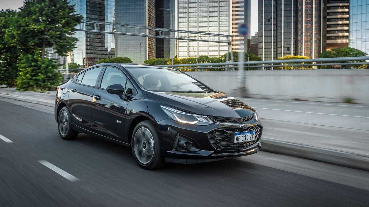Chevrolet Cruze Midnight 2022 em movimento