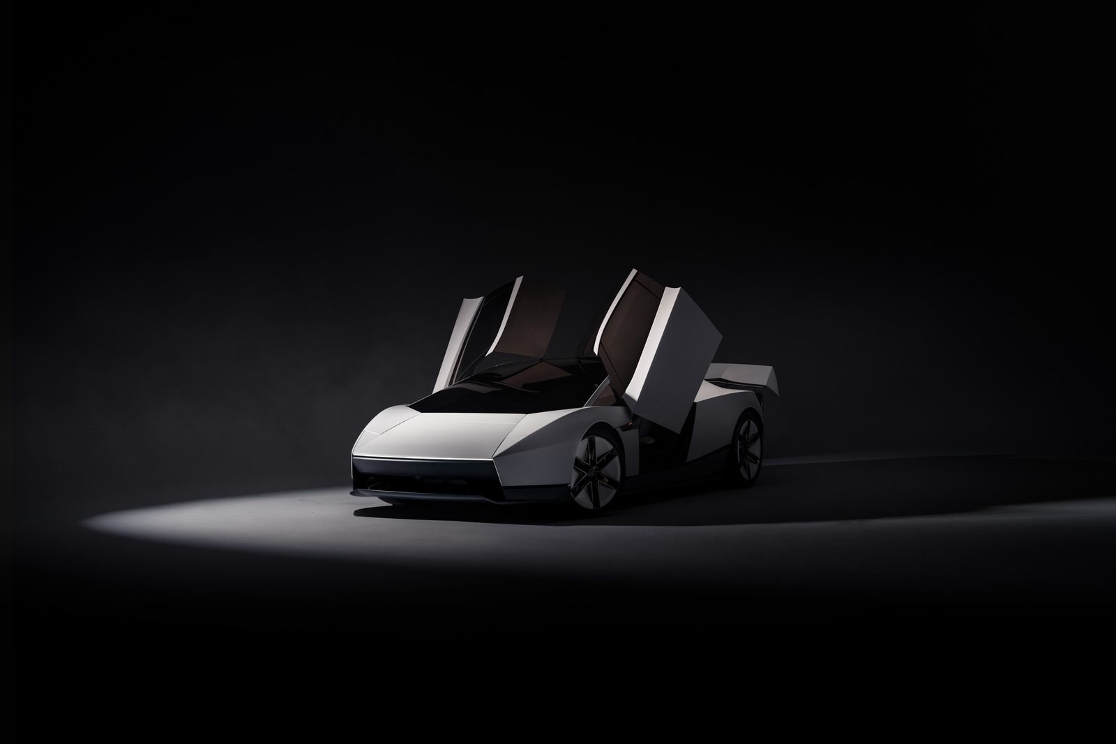 Tesla Roadster 2026 branco em estúdio com as portas abertas