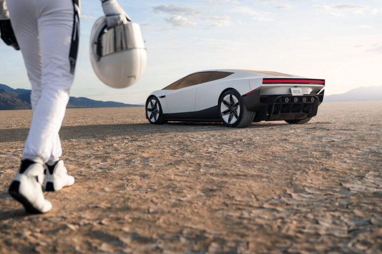 Novo Tesla Roadster 2026 branco visto pela traseira em imagem oficial da Tesla