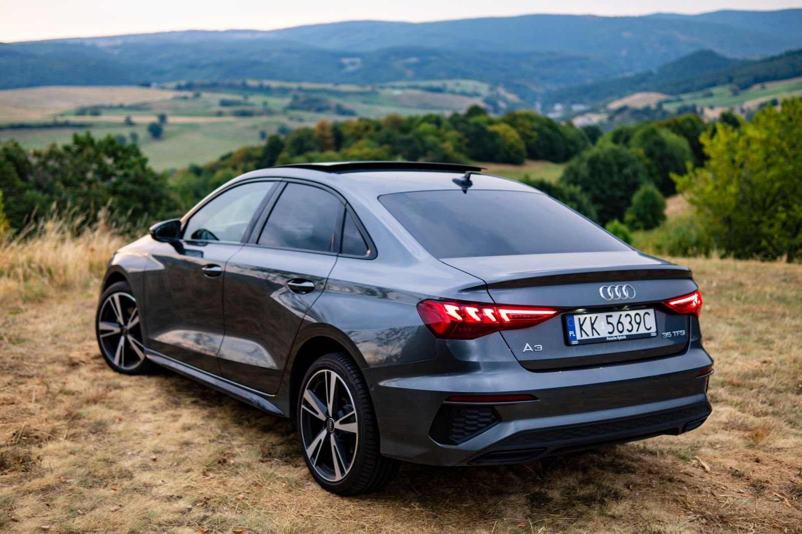 Audi A3 usado: três versões luxuosas até R$ 75 mil que valem a pena — o que olhar antes de comprar — veículo eletrificado: exterior do modelo exato