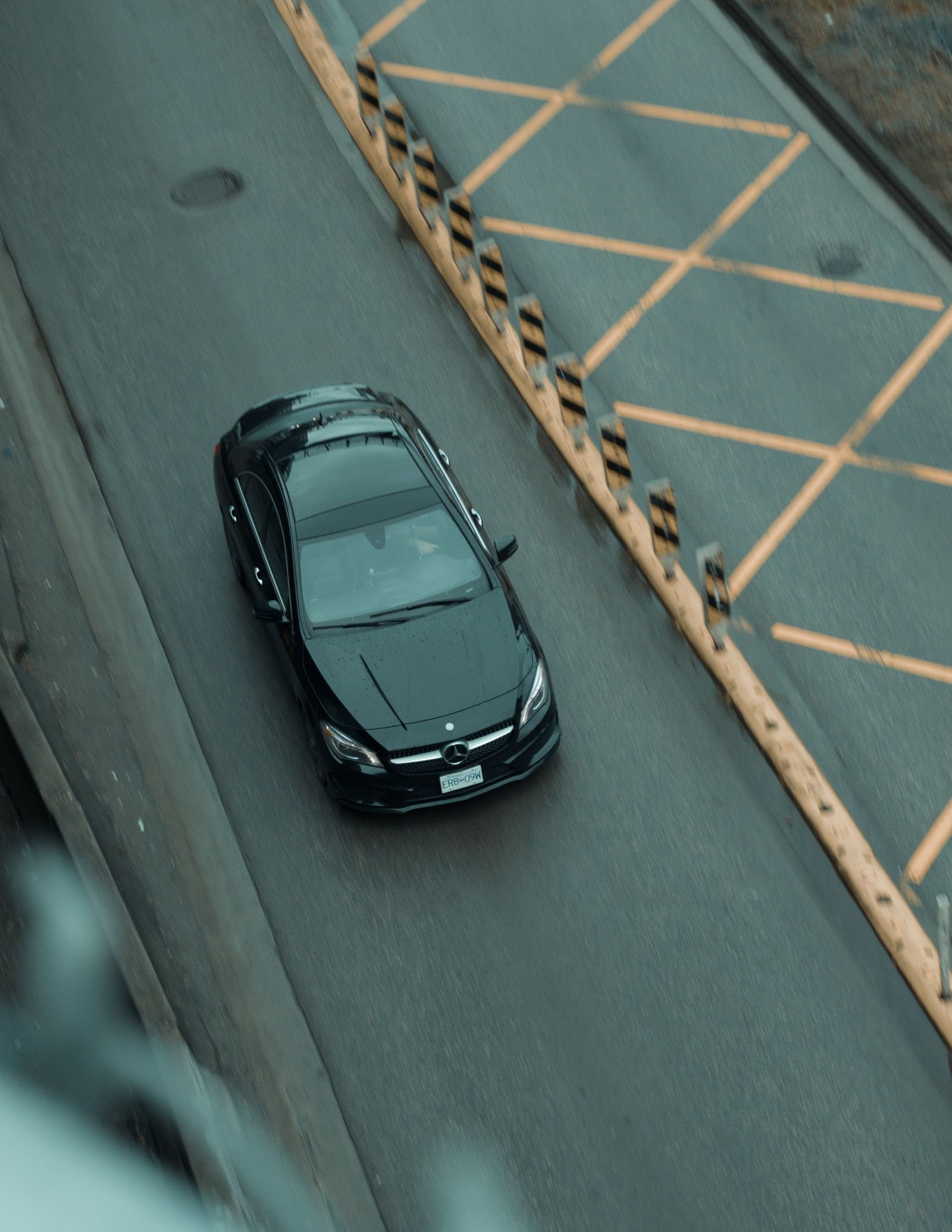 Caminhões Mercedes-Benz ganham central multimídia com rota que evita restrições de rodagem — visão complementar