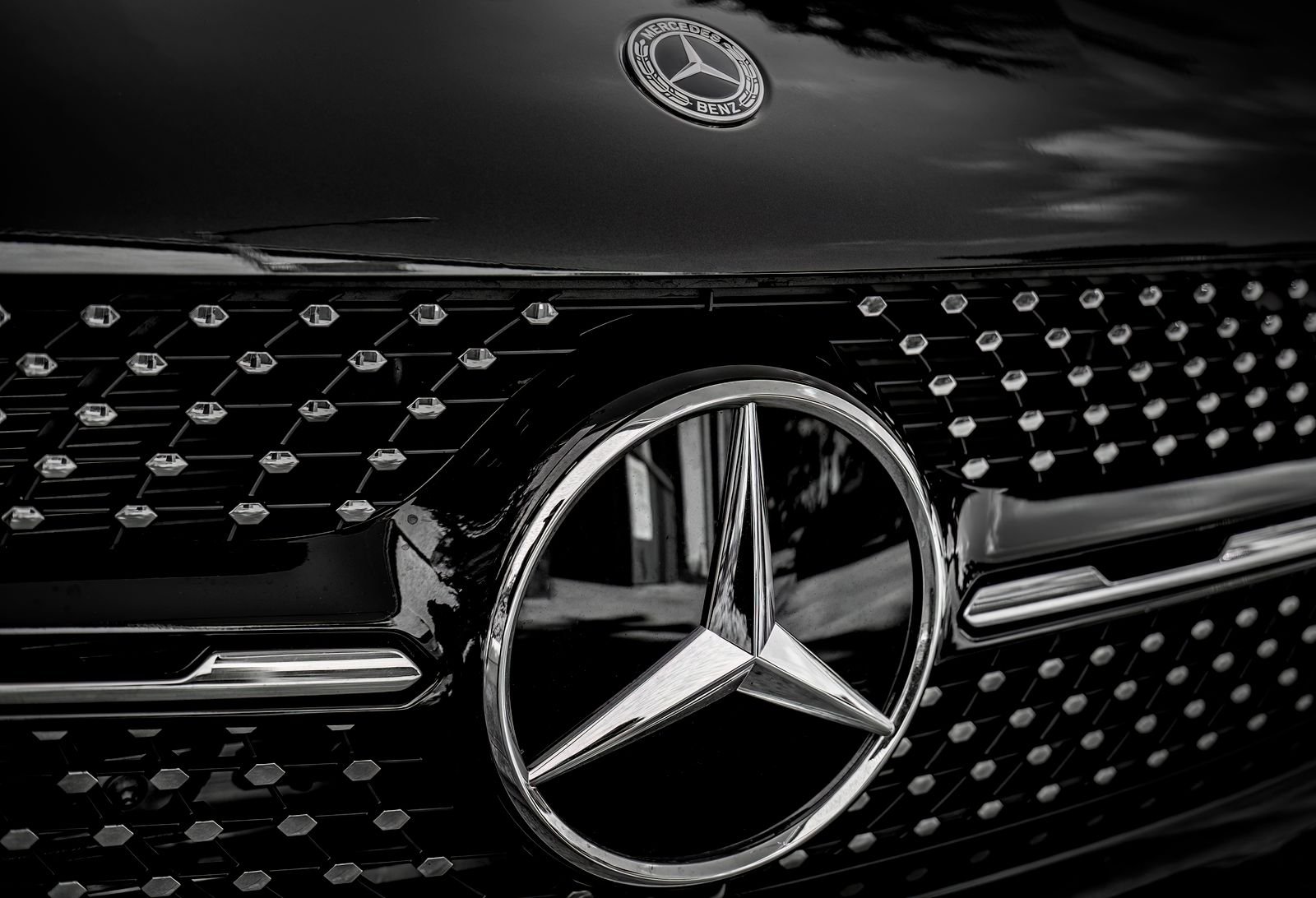 Caminhões Mercedes-Benz ganham central multimídia com rota que evita restrições de rodagem — visão complementar