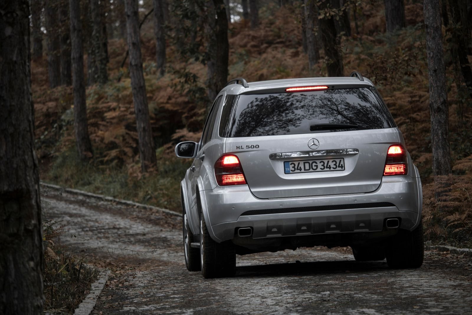 Caminhões Mercedes-Benz ganham central multimídia com rota que evita restrições de rodagem — visão complementar