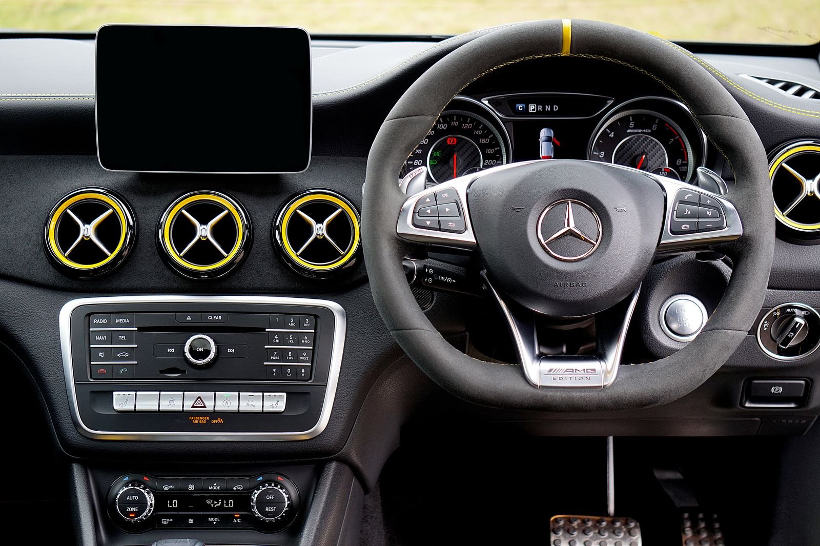 Caminhões Mercedes-Benz ganham central multimídia com rota que evita restrições de rodagem — painel e multimídia