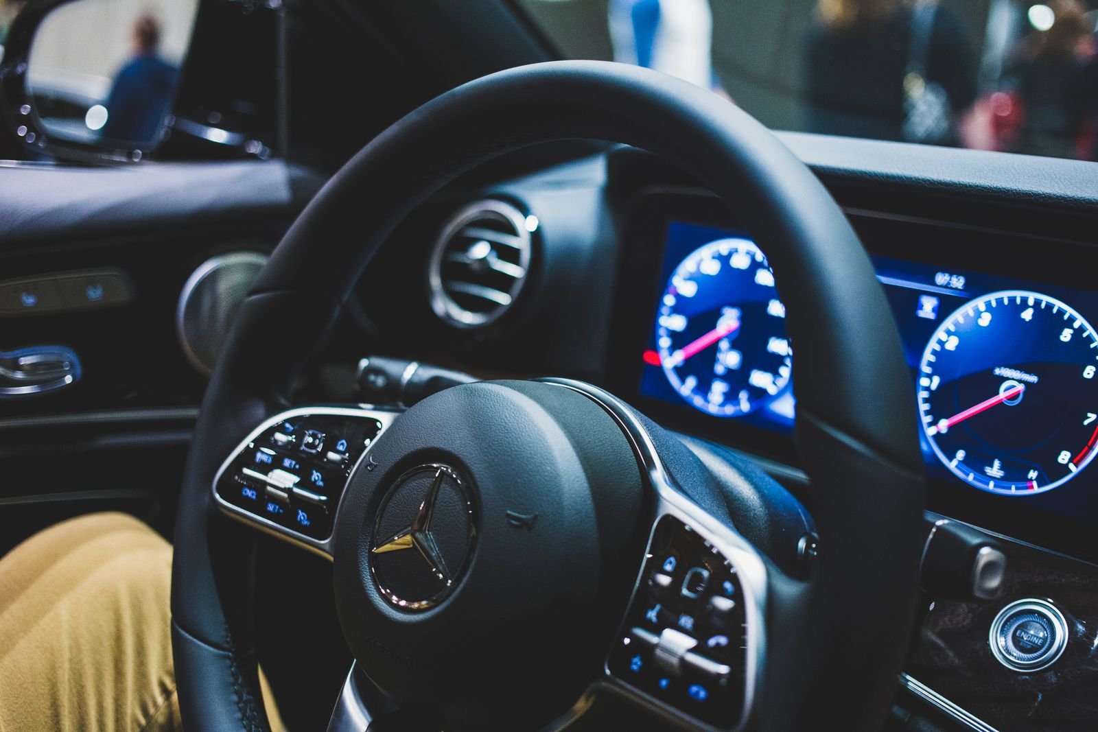 Caminhões Mercedes-Benz ganham central multimídia com rota que evita restrições de rodagem — visão complementar