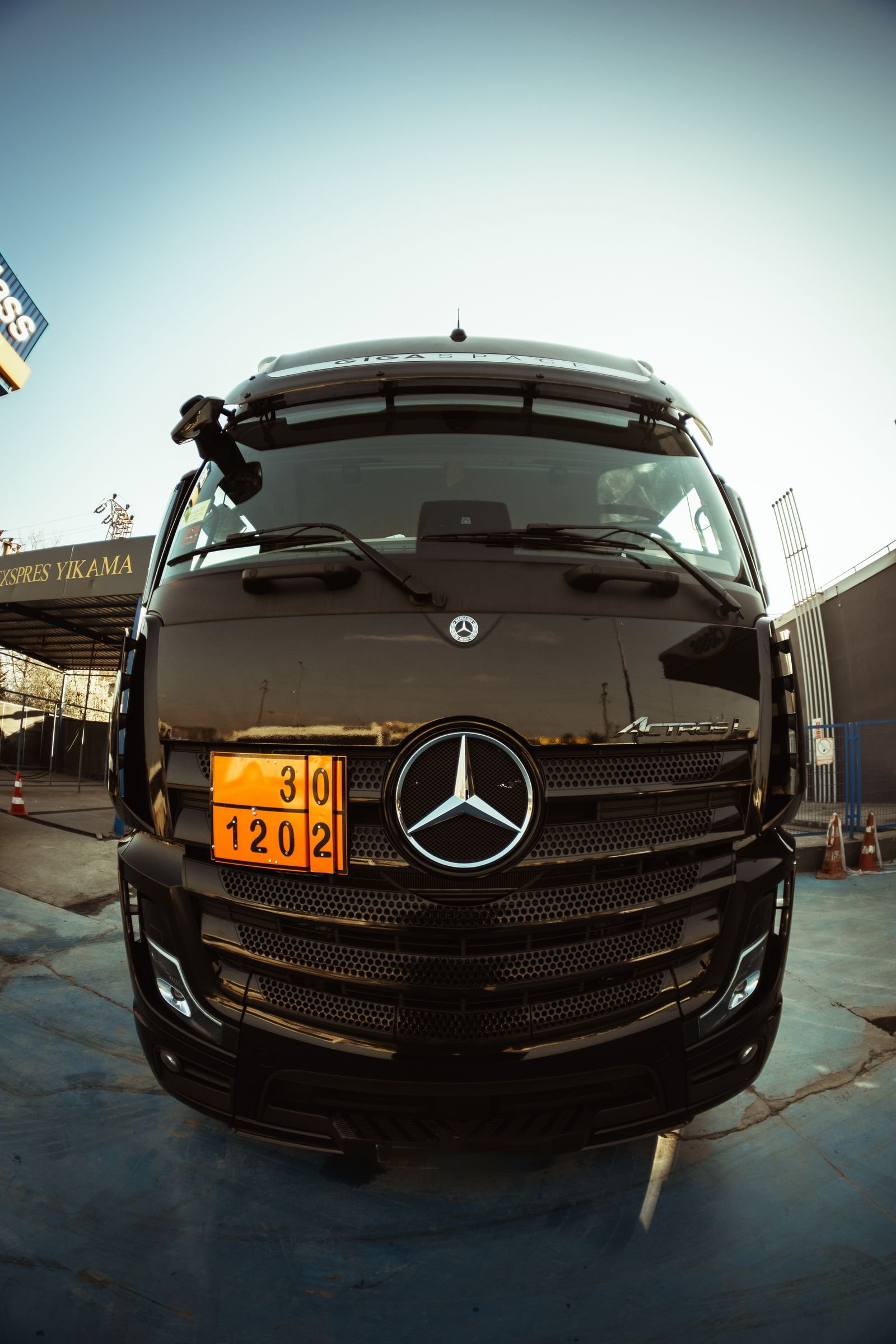 Caminhões Mercedes-Benz ganham central multimídia com rota que evita restrições de rodagem — visão complementar