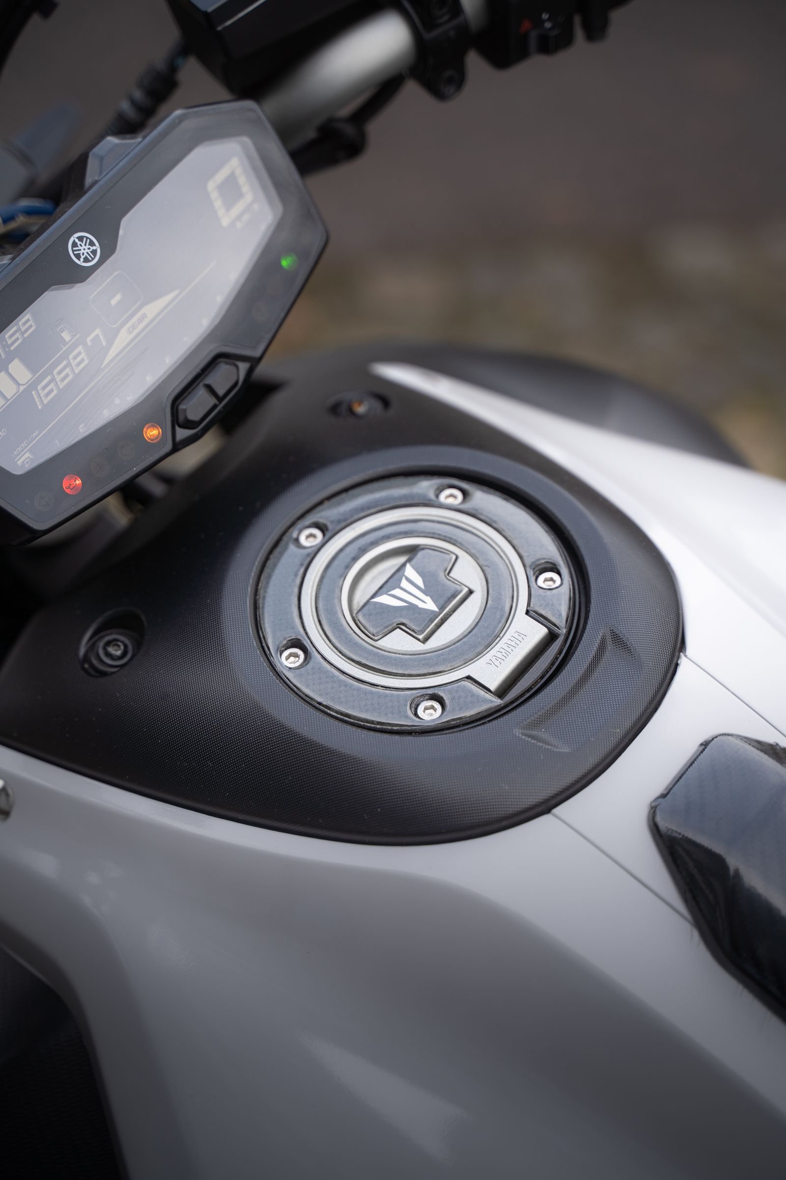 Yamaha R7 e MT-07: entenda por que a carenada custa R$ 5.900 a mais — interior e cabine