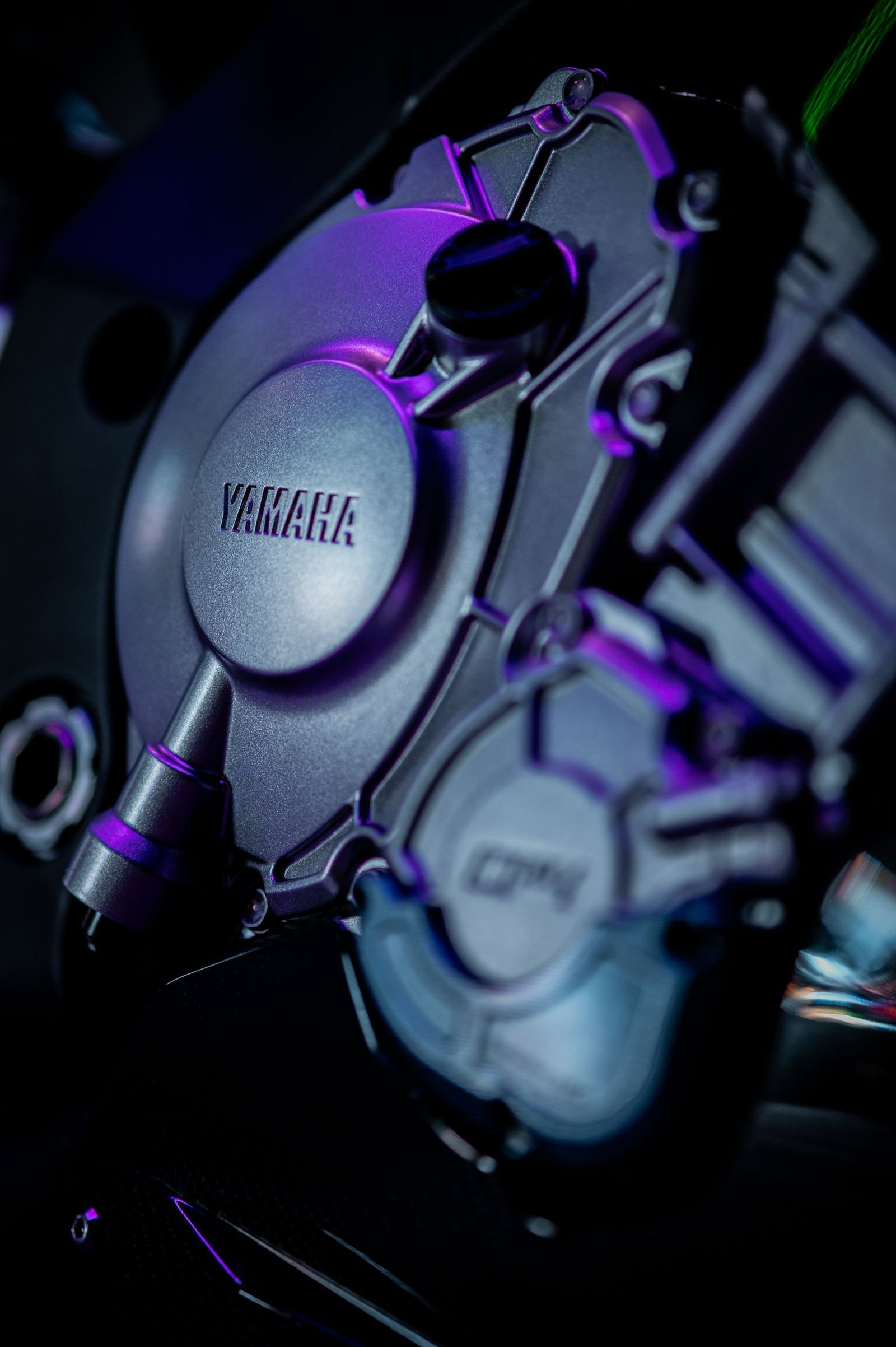 Yamaha R7 e MT-07: entenda por que a carenada custa R$ 5.900 a mais — motor e mecânica