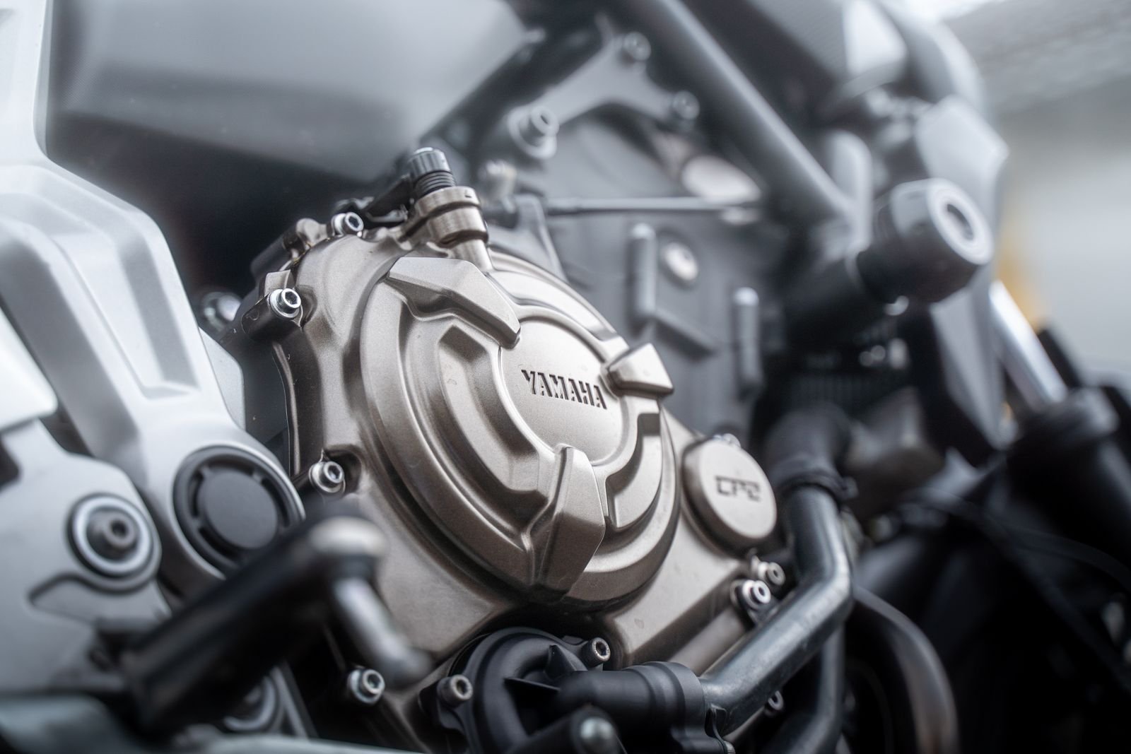 Yamaha R7 e MT-07: entenda por que a carenada custa R$ 5.900 a mais — motor e mecânica